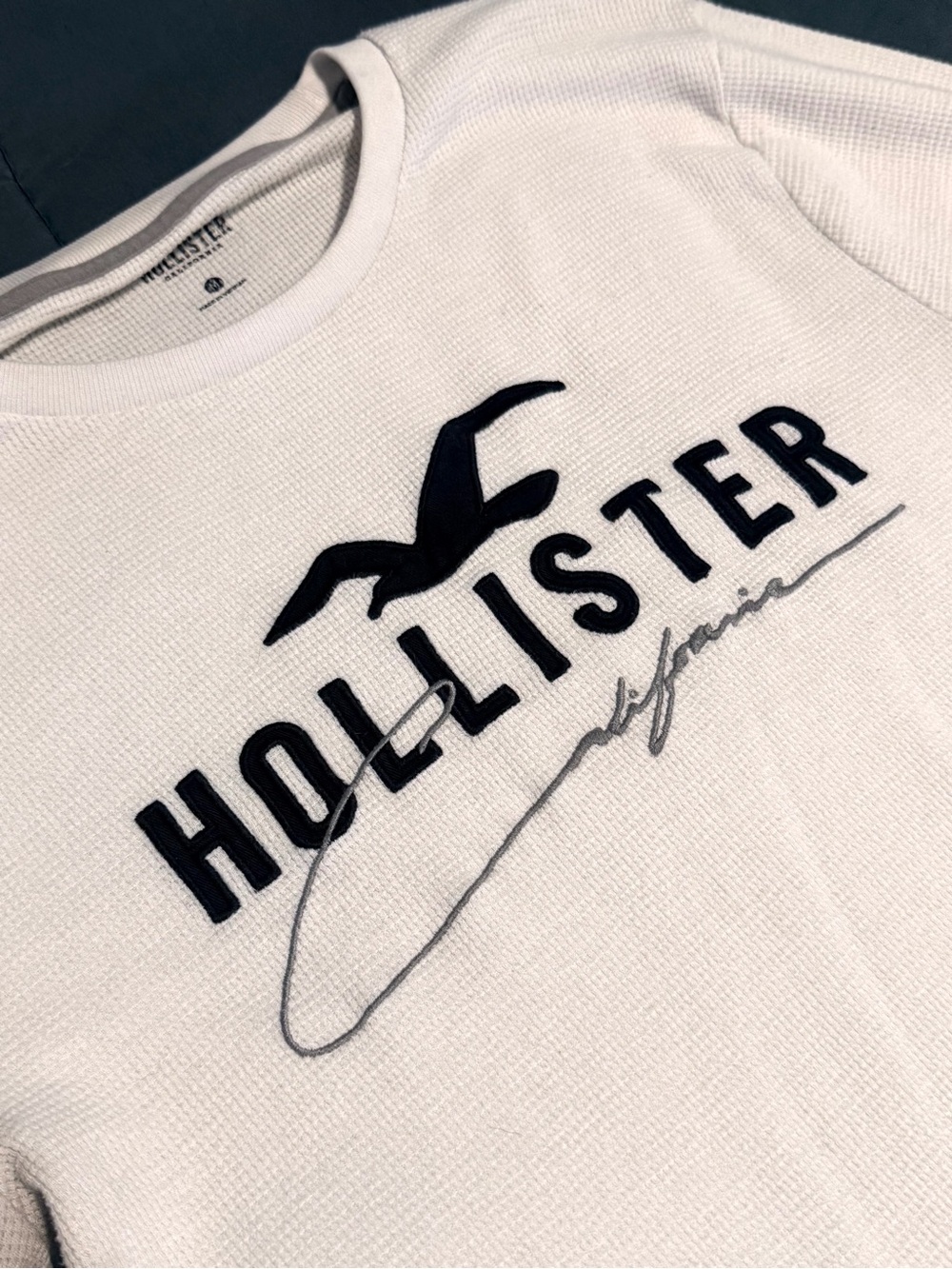 Hollister California Long Sleeve Shirt Men – Medium - Cream with Black Logo - Picture 3 of 3